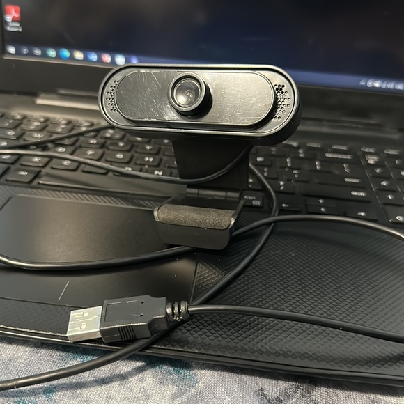 Webcam works good on both pc and laptop. RESOLUTION IS 720p - Picture 3 of 3